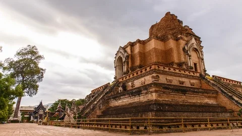Day to night time-lapse of cloud sky over Thai temple in Chiang Mai Stock Footage 73101249