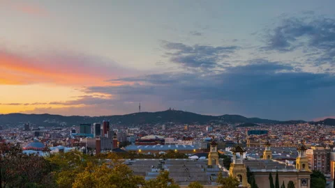 Day-to-night time lapse of the epic purple and orange clouds over Barcelona city Video stock 249534079