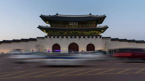 Day to night time lapse at the front gate of Gyeongbok Palace. Historical r.. Stock Footage 228987950