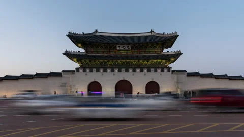 Day to night time lapse at the front gate of Gyeongbok Palace. Historical r.. Stock Footage 229002557