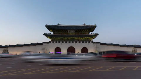 Day to night time lapse at the front gate of Gyeongbok Palace. Historical r.. Stock Footage 229007822