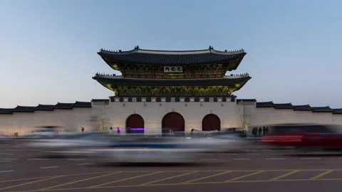 Day to night time lapse at the front gate of Gyeongbok Palace. Historical r.. Stock Footage 229086419