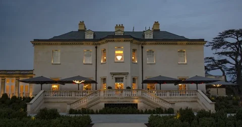 Day to night time lapse of historical English mansion in Buckinghamshire Video stock 111368252
