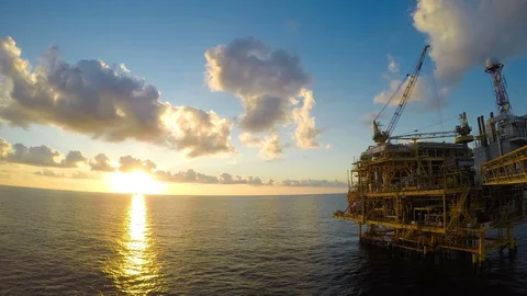 Day to night time lapse offshore with beautyful central processing platform Stock Footage 113998091