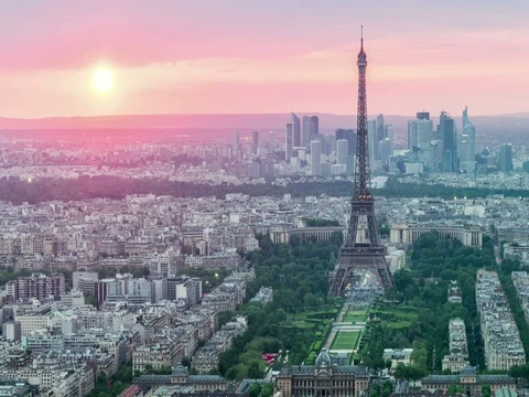 Day to night time lapse of sun setting over Paris skyline with Eiffel Tower Stock Footage 76952338