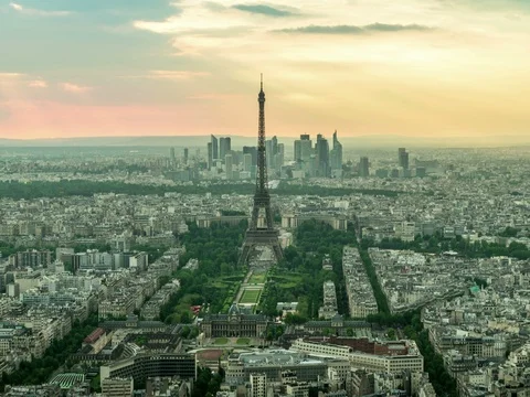 Day to night time lapse of sun setting over Paris skyline with Eiffel Tower Stockbeeldmateriaal 76952682
