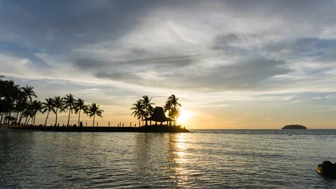 Day to night time lapse of sunset in Kota Kinabalu Tanjung Aru Beach in Sabah Video stock 100371016