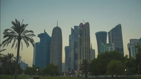 Day to night time lapse of sunset over Doha skyline Stockbeeldmateriaal 111318981
