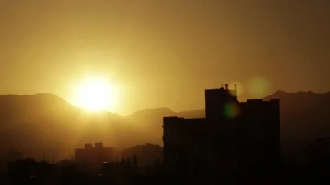 Day to night time lapse sunset silhouet mountains and building Stockbeeldmateriaal 151691505
