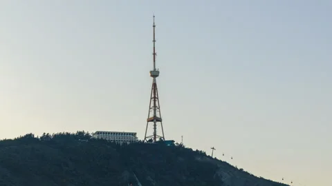 Day to night time lapse of Tbilisi city under Mtatsminda mountain 스톡 동영상 289730926