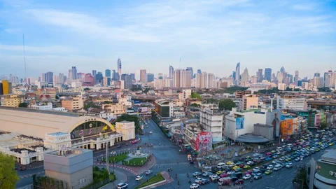 Day to night time lapse of traffic at Hua Lamphong intersection Video stock 116106399