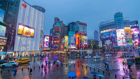 Day to night Time-lapse of Traffic on road with falling rain in Ximen district Video stock 128330568