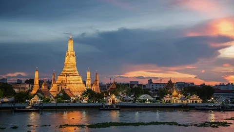 Day to Night Time lapse of Wat Arun temple. Landmark of Bangkok, Thailand Stock-Footage 90559475