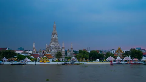 Day to night time lapse of Wat Arun Temple with Chao Phraya river in Bangkok Video stock 143003162