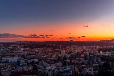 Day to night time-lapse when Brno city square and surroved area goes from sun Foto stock