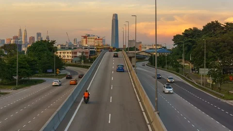 Day To Night Timelapse Of Busy Freeway Leading Towards Kuala Lumpur Skyline 스톡 동영상 106656860