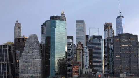 Day to night timelapse of Lower Manhattan over East River 4K Video stock 116049689