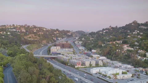 Day-night timelapse over 101 freeway in Los Angeles Video stock 136444267