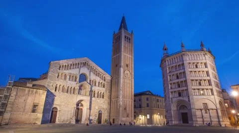 Day to night timelapse on Piazza Duomo, Parma Stockbeeldmateriaal 65158705