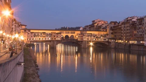 Day to night timelapse of Ponte Vecchio in Florence, Italy Video stock 125436309