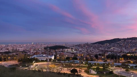 Day to night timelapse, sunset over Barcelona city skyline, Spain Vidéo 107007408