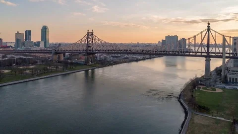 Day to night timelapse sweeping view of Ed Koch Queensboro Bridge Video stock 82884671