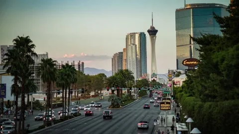 Day to Night Timelapse trafic in Las Vegas near The STRAT Hotel 스톡 동영상 157580766