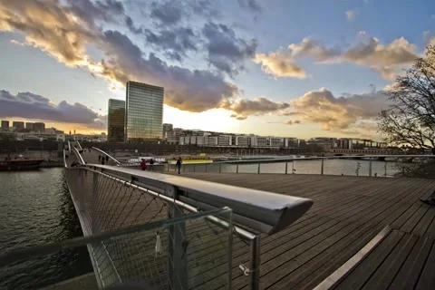 Day to Night timelapse on the walk bridge in front of the BNF in Paris 스톡 동영상 157579333
