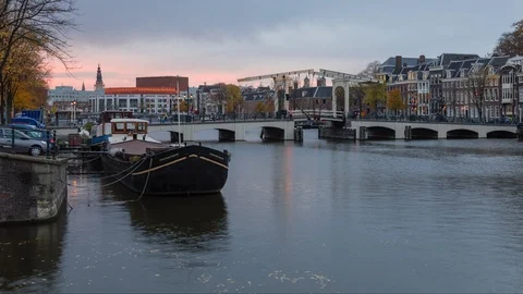 From day to night view of the Magere Brug over the Amstel river Video stock 102300111