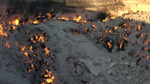 Day panoramic of fire coming out the Gate of Hell / Darwaza crater, 4K, DNxHR 스톡 동영상 150443392