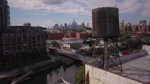 Day rise over iconic rooftop water tank in Brooklyn revealing Manhattan skyline Vídeo Stock 78614222