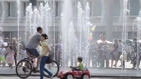The day of Russia, Ulyanovsk,12 Jun 2017. People stand near the fountain. Stock Footage