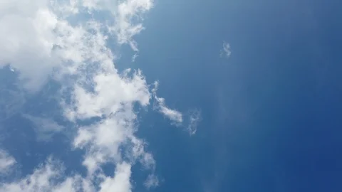 Day Time Clouds with Blue Skys Stockbeeldmateriaal 112806372