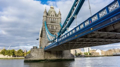 Day time London Tower Bridge River Thames 4K Timelapse 스톡 동영상 103527997