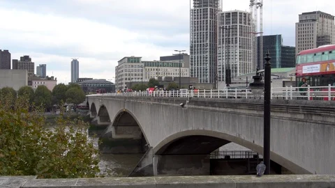 Day time London Waterloo Bridge, people walking, car traffic. 스톡 동영상 101647028