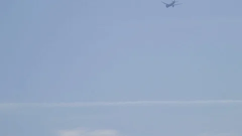 Day view of airplane making a right turn in the sky, static shot Video stock 93952639