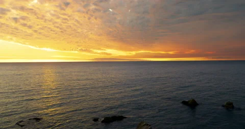 Daybreak over the ocean Vídeo Stock 151393836