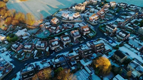 Daybreak on a very cold winters morning in Yorkshire, UK. Middle-class subu.. Vidéo 262568853
