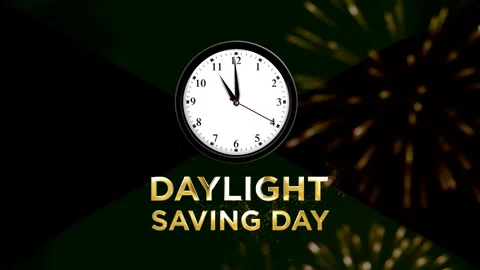 Daylight saving day celebration concept with an analog wall clock and golde.. Vidéo 346541263