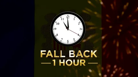 Daylight saving time concept with a clock showing falling back one hour aga.. Vídeos de archivo 346542386