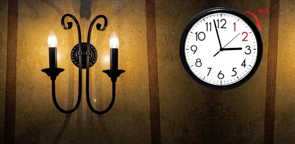 Daylight Saving Time. DST. Wall Clock going to winter time. Turn time forward Foto stock