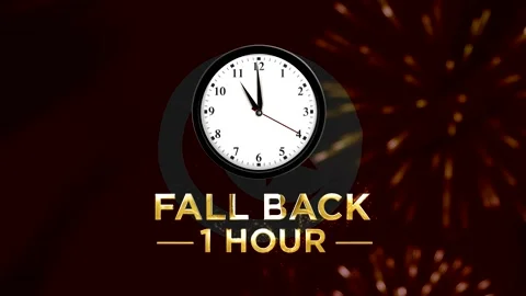 Daylight savings time concept with clock and golden fall back one hour text.. Vidéo 346542518