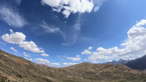 Daylight time lapse of the barren mountain with clouds in Himalayas. Stock-Footage 170693372