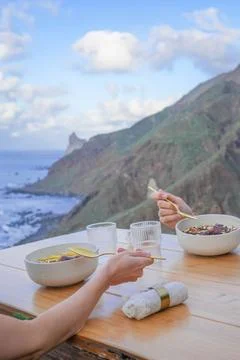 Daytime Close-Up: Hands Serving Fresh Food on a Wooden Table while in romantic p Stockfoto's