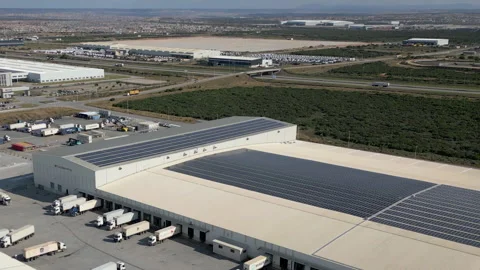 Daytime Drone Flyover of Cold Storage Port Warehouse with Rooftop Solar Arrays Vidéo 338027586