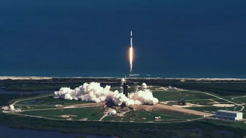 Daytime Launch of a Space Rocket Carrying a Spacecraft 库存影片 250509038