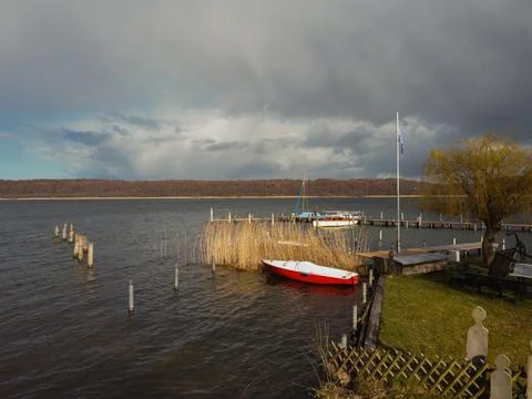 Daytime neutral density filter natural minimalist seascape pier. View of boats Foto stock