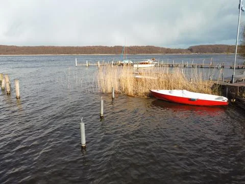 Daytime neutral density filter natural minimalist seascape pier. View of boats Foto stock