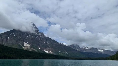 Daytime time lapse of clouds as background to lake and mountain 스톡 동영상 113950941