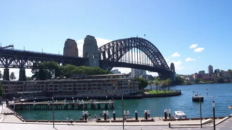 Daytime time-lapse shot of the iconic Sydney Harbour Bridge stretching over the Vídeos de archivo 339125958